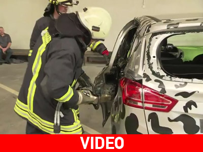 Δείτε πώς «κόβουν» τα αυτοκίνητα για να απεγκλωβίσουν επιβάτες